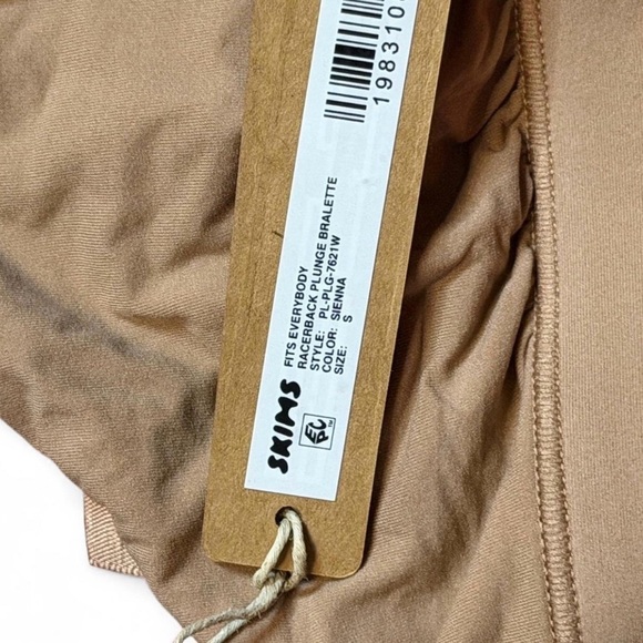 SKIMS FITS EVERYBODY RACERBACK PLUNGE BRALETTE - Picture 3 of 3